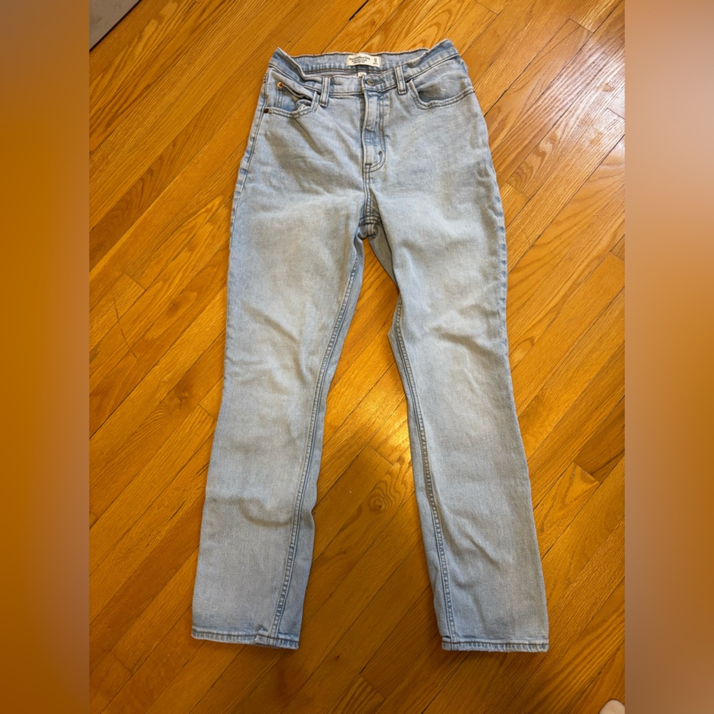 Abercrombie curve love 90´s slim straight light wash jeans.
